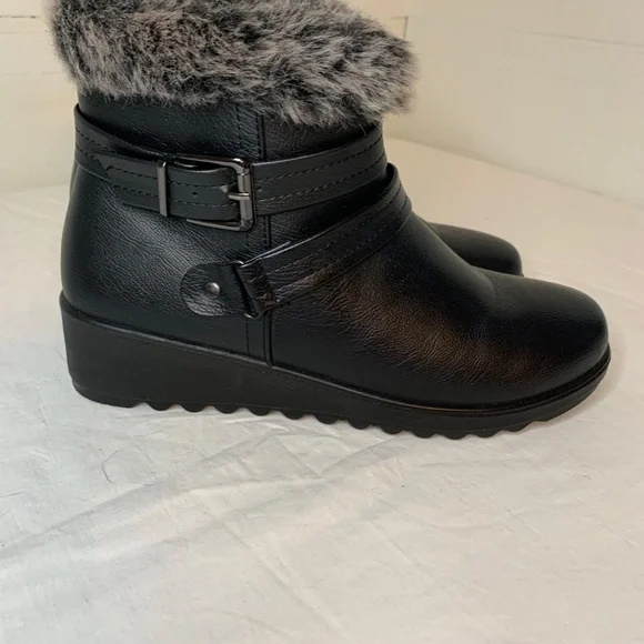 Short Fur Cuffed Black Boots.  Size 7.  **NEW** - Picture 5 of 11